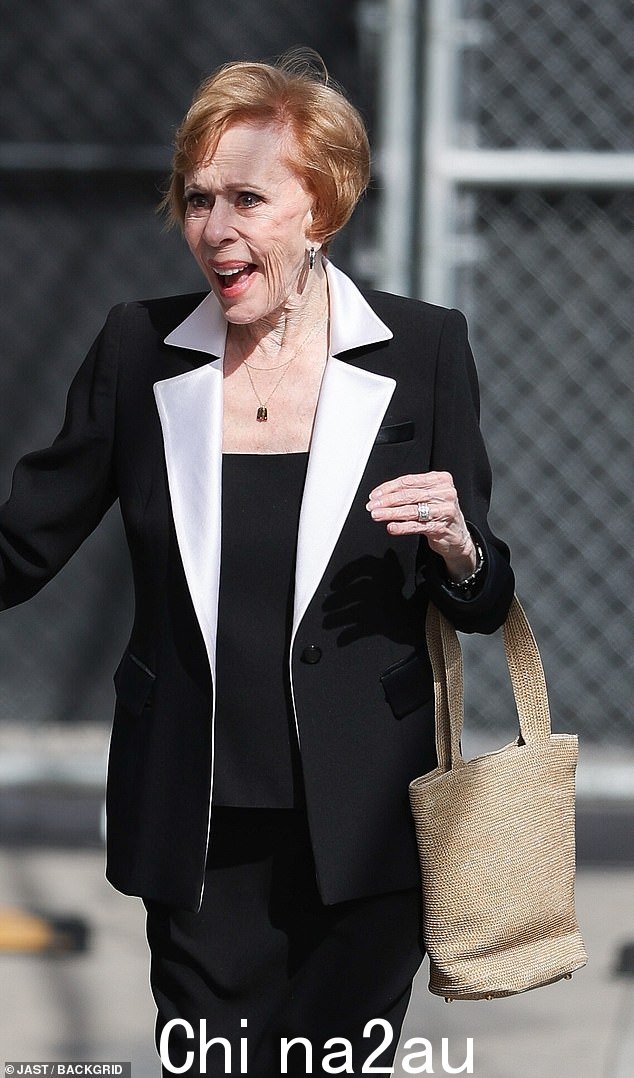 满脸笑容:就在她 90 岁生日前几周,喜剧传奇人物 Carol Burnett 在前往 Jimmy Kimmel Live 时满脸笑容