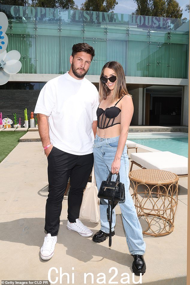 Say cheese!Scheana 和 Brock 利用了整个活动中分散的许多照片操作