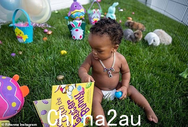 复活节篮子太多了!他被几个篮子包围着,篮子里装满了小饰品和零食