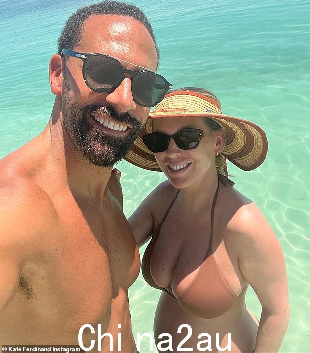 妈妈和爸爸:前 TOWIE 明星,31 岁,与丈夫 Rio 在海洋中自拍