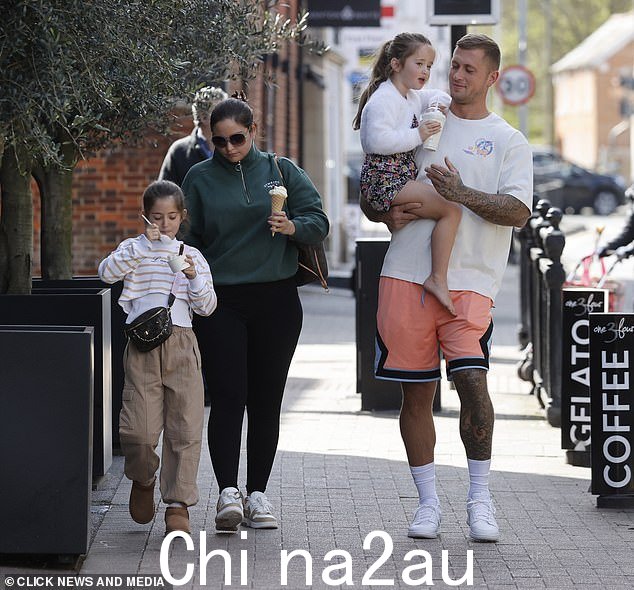 休闲装:Jacqueline Jossa 在星期二与丈夫 Dan Osborne 和他们的两个女儿外出参加家庭日活动时展现出悠闲的身材
