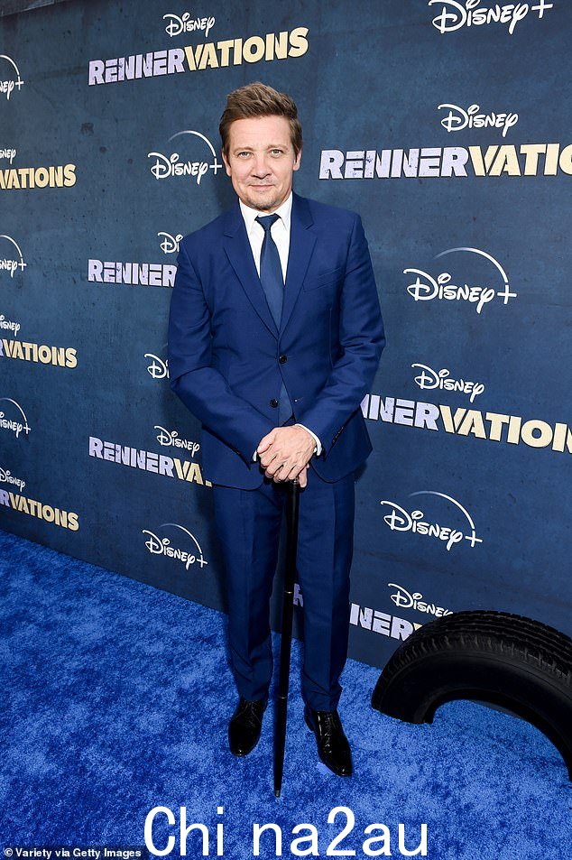 复出:Jeremy Renner 在他位于太浩湖的房产三个月内差点被 14,000 磅的扫雪机压死后首次亮相红地毯