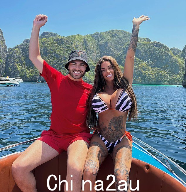 Katie 两周前在网上发布了这张她和朋友 Ryan Mira 在泰国皮皮岛的照片