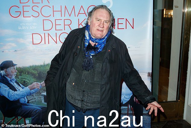 法国媒体 Médiapart 周三发布了一份档案,描述了 Depardieu 如何在最近制作的 Netflix 犯罪剧《马赛》中捕食受害者