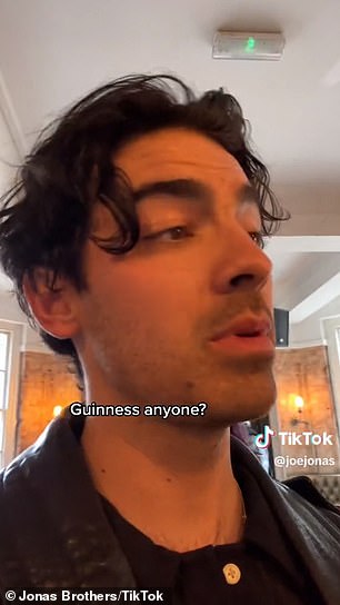 哎哟!Joe Jonas 在一次新采访中被问及他对这家英国酒吧连锁店的看法时,他对 Wetherspoons 进行了严厉的评论(图中是参观另一个酒吧品牌)