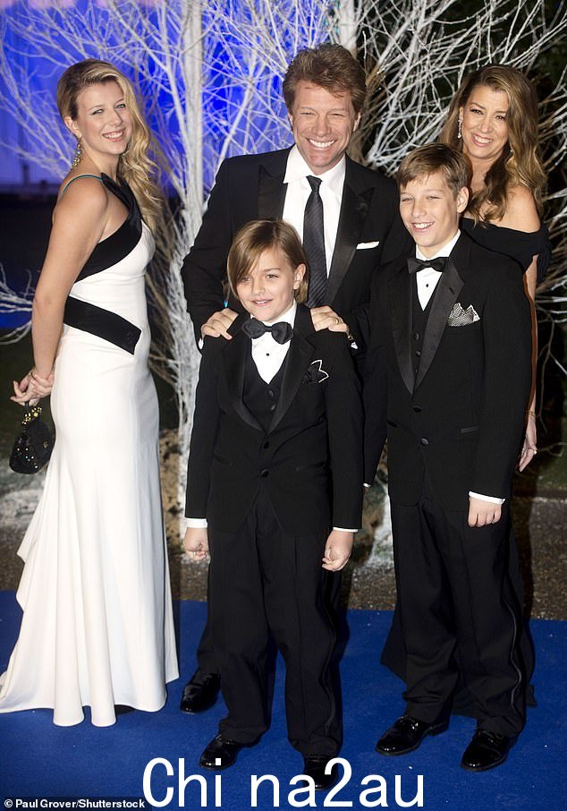 著名家庭:Jake 于 2002 年 5 月 7 日出生于名人父母 Jon Bon Jovi 和 Dorothea Hurley(2013 年 11 月他们都与他的兄弟姐妹 Stephanie 和 Jesse 合影)
