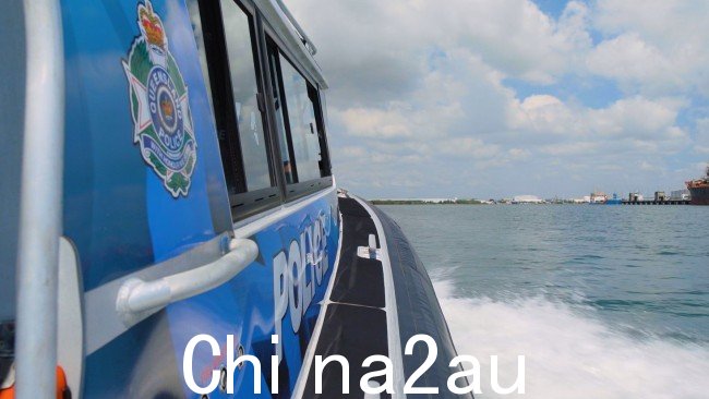 紧急服务,包括昆士兰警察、志愿者海上救援、RACQ CQ 救援和澳大利亚海事安全局参与搜索任务。图片:昆士兰警方。 sizes=