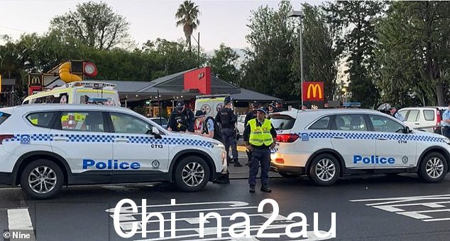新南威尔士州警方在周五凌晨 5.30 左右接到一通电话,当时 Tougher 先生腹部被多次刺伤(如图,周五警察在现场)