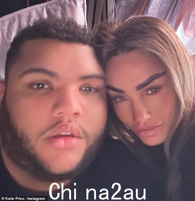在上:Katie Price 说她“欣喜若狂”得知八名在职的大都会军官因对她儿子 Harvey 的冒犯性信息而被指控行为不当