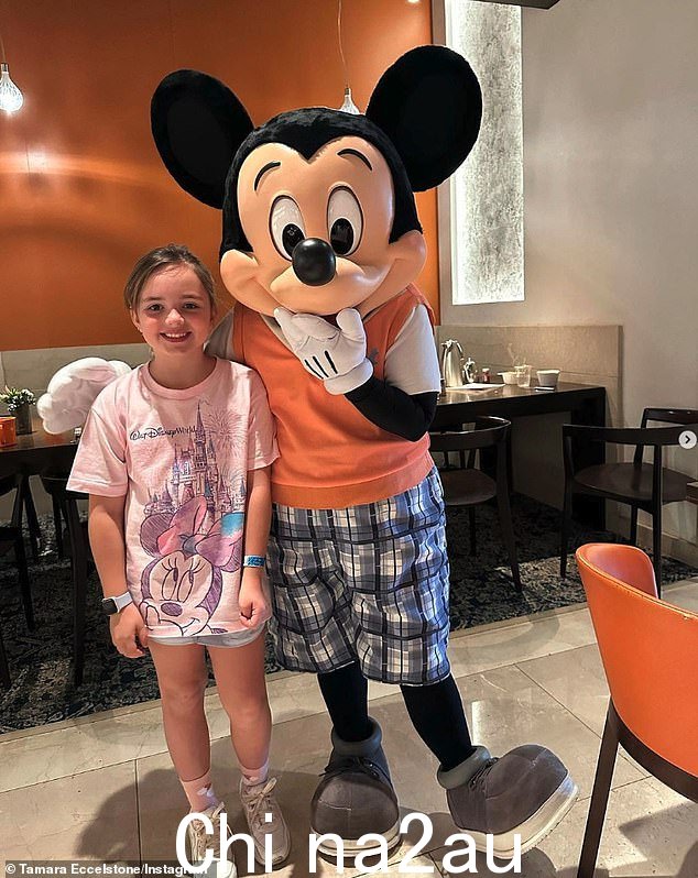 One with Mickey:Tamara 在 Instagram 上分享了她女儿 Sophia 与米老鼠合影的照片