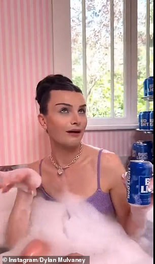 Mulvaney 的 Instagram 啤酒促销活动还看到有影响力的人在浴缸里喝了 Bud Light