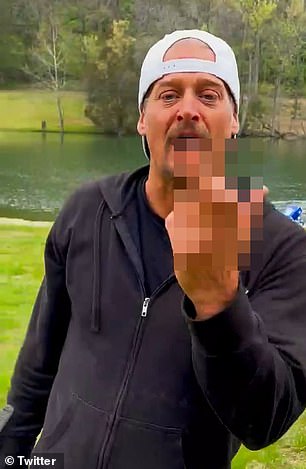 Kid Rock 在拍摄完啤酒后转向镜头,竖起中指并宣布'F*** Bud Light and f*** Anheuser-Busch!'