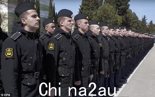 俄罗斯一直对莫斯科号船员的命运守口如瓶,但在沉没后不久就发布了这段录像,声称向他们展示了这段录像on Sevastopol