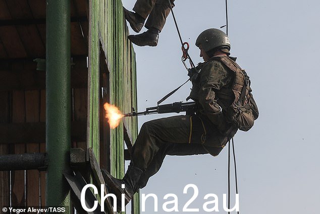 图:在这张档案照片中可以看到俄罗斯特种部队战士的训练。根据美国出版物看到的文件,俄罗斯训练一名特种部队士兵需要四年时间,其结论是莫斯科可能需要长达十年的时间来补充这些精英部队的队伍