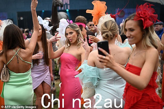 舞蹈皇后!派对进行得如火如荼,女士们起身开始摆姿势拍照