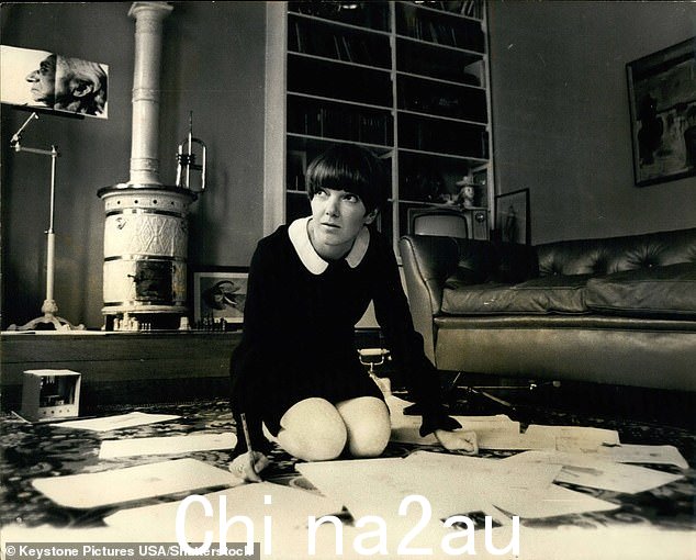 Mary Quant 在家里的照片,她在切尔西公寓的地板上集思广益,寻找灵感,1968