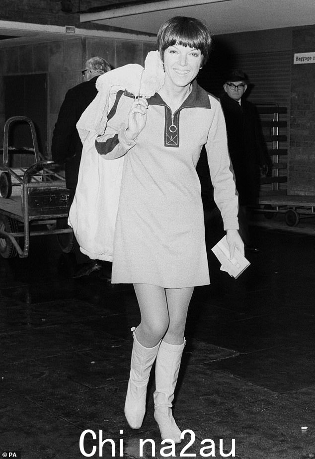 Mary Quant 1966 年离开伦敦白金汉宫的照片