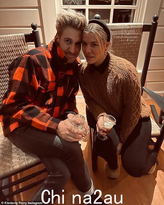 准父母:Kimberly Perry 正在期待她与丈夫 Johnny Costello 的第一个孩子