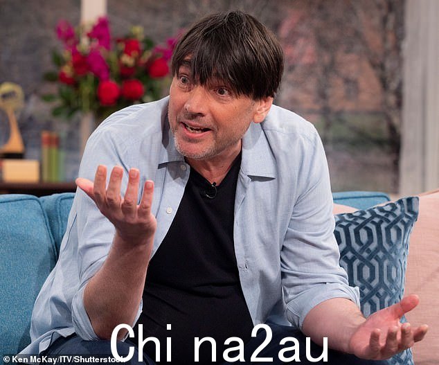 好笑:Blur 的 Alex James 滑稽地透露,当他在舞台上表演时,他的粉丝经常向他扔奶酪