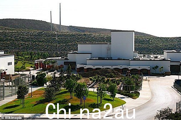 加利福尼亚州圣胡安卡皮斯特拉诺的圣胡安山高中因一名男子闯入校园并告知保安他持有武器而被临时封锁,奥兰治县治安部门表示Thursday
