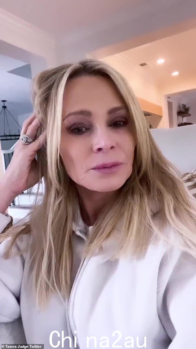 可怕:55 岁的 Tamra Judge 分享了她女儿 Sophia Barney 的一系列惊恐短信,她透露她的高中周四被封锁