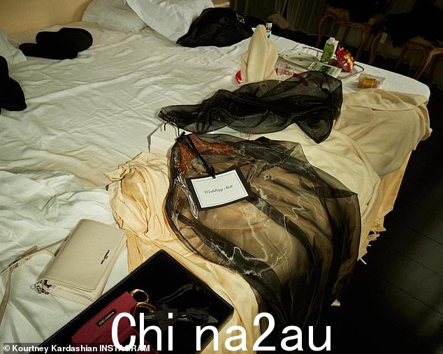 '当我父亲去世时,我记得我想我永远不想结婚,因为我父亲不在那里陪我走过红毯,'Kourtney 在她的 Hulu 特别节目中说道。 '所以那份礼物意义重大'