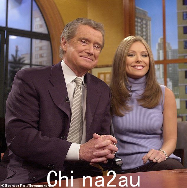 '我觉得很可怕':早在 2000 年她就开始主持 LIVE,当时她取代了 Kathie Lee Gifford 并且不得不与 Regis Philbin (L) 打交道,她嘲讽地称她为“it”