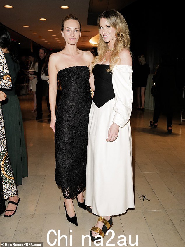 Mollie Acquavella(右)p穿着黑色和白色的露肩礼服搭配金色凉鞋。她与 Grace Fuller(左)合影,后者选择了黑色蕾丝无肩带