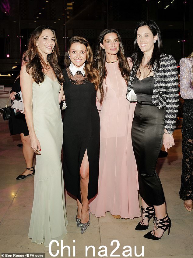 Elissa Brenner、Lina Wallach、Candice Miller 和 Lindsay Kraus(从左到右)在林肯中心举行的年度芭蕾舞奖学金竞赛活动中合照