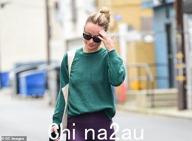 火辣:离开新濠影汇健身房时脸微红,美女躲在一副深色厚墨镜后面