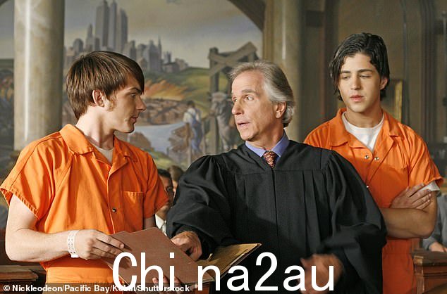 Bell 与 Josh Peck 一起出演了 Drake 和 Josh,Josh Peck 扮演了他的继兄弟