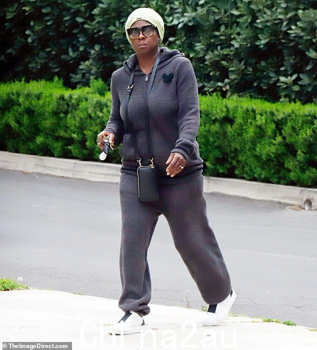 运动风:Viola Davis 周四在洛杉矶外出时身穿灰色运动服,保持休闲风格