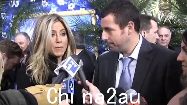 澳大利亚记者 Brad Blanks 在 2011 年的 Just Go With It 首映式上以 193 厘米的身高震惊了 Jennifer Aniston 和 Adam Sandler