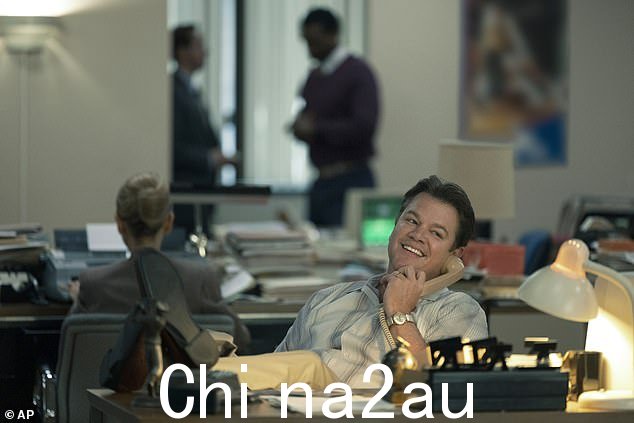 又在一起了:Matt Damon 在 Air 的一个场景中饰演 Sonny Vaccaro