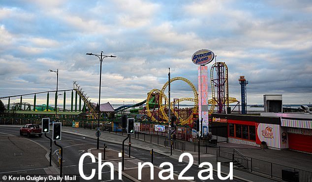 Southend Pier 这个经典的英国海滨度假胜地凭借其廉价的拱廊、游乐海滩以及鸟蛤和海螺的供应商,在 1960 年代是一个重要的旅游胜地
