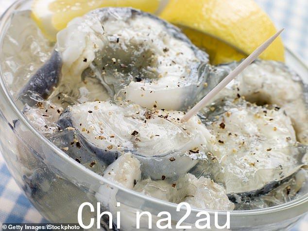 鳗鱼冻:与此同时,在埃塞克斯,鳗鱼冻是一种受欢迎的美食。这道菜由切碎的鳗鱼组成,在加香料的高汤中煮沸,冷却后凝固