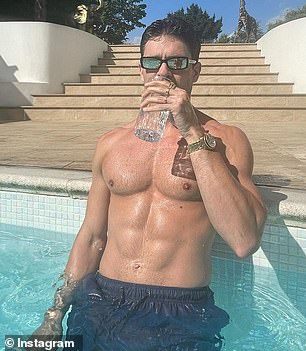 海滩生活:Joey 将能够在迪拜炫耀他撕裂的体格