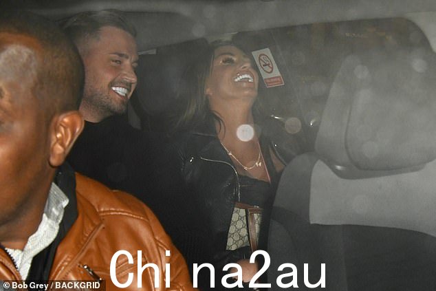 笑得很开心:可以看到 Katie 和 Carl 在欣赏完节目后离开 St Martins House Bar 时互相大笑