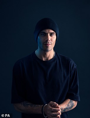 感觉勇敢:通缉犯的 Max George 也参加了
