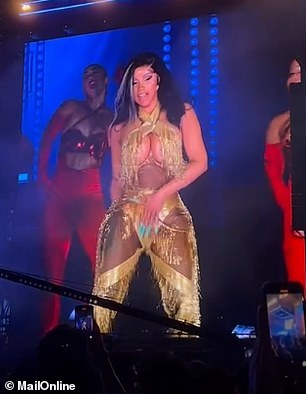 绝杀:Cardi B 周四在泰国的 Rolling Loud Festival 上表演时以性感的金牌主宰了人群