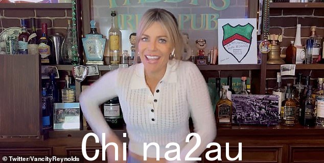 俏皮:该视频还出现了 Rob 的联合主演兼妻子 Kaitlin Olson,她扮演 Deandra 'Sweet Dee' Reynolds