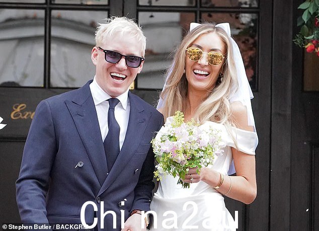 重要的一天:Spencer 的前联合主演和密友 Jamie,37 岁,与 29 岁的女友 Sophie 结婚,周五在英国的一个亲密登记处服务