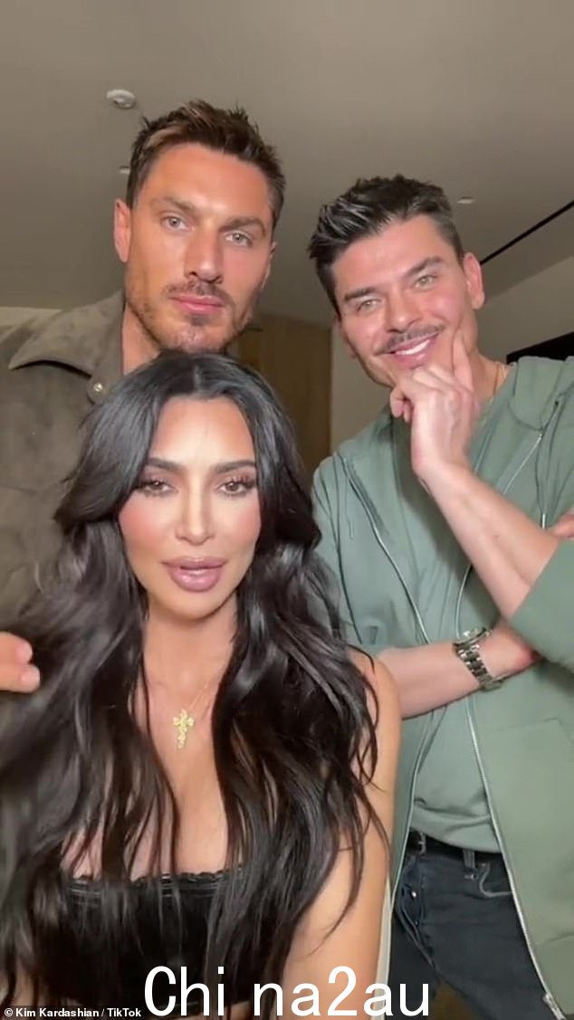 Glam squad:她的首选发型师 Chris Appleton 和化妆师 Mario Dedivanovic 加入了她的行列,他们将这位已经很漂亮的明星变成了一个黑发重磅炸弹