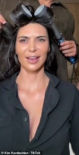 变身:Kim Kardashian 周四在分享到她的 TikTok 页面的最新视频中坐在美发和化妆椅上