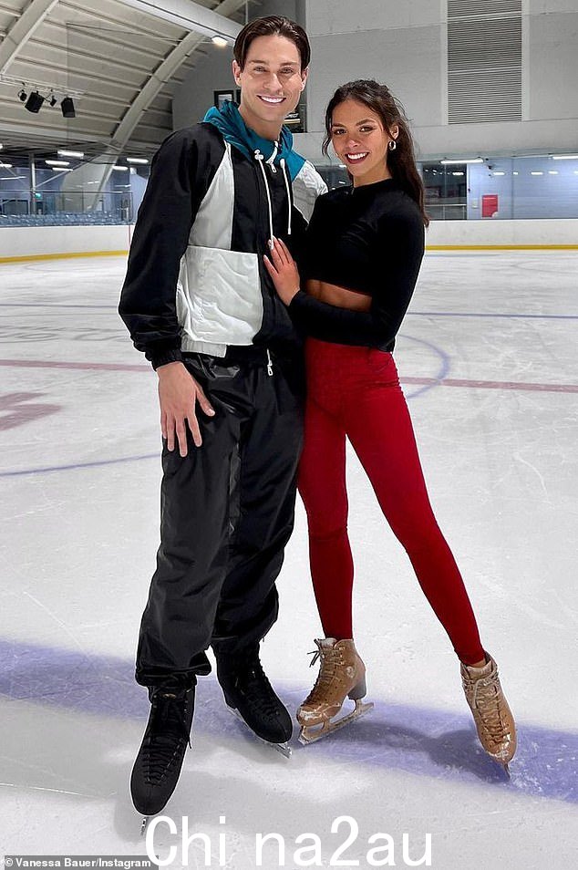 一位消息人士透露:'Joey 非常喜欢他与 Vanessa 一起表演冰上舞蹈的时光,他将永远珍惜那些回忆,但现在他肯定是单身'