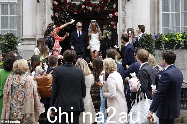 看起来不可思议:他们的朋友和家人在那里支持他们,并在他们离开时合影留念