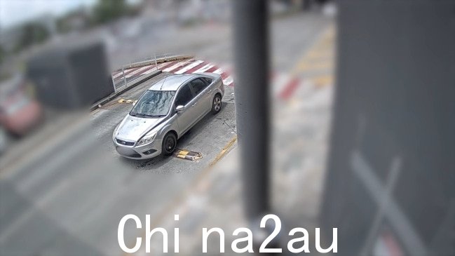 布里斯班司机被控第四据称在两周内肇事逃逸” /><p>一名男子据称在墨尔本郊区菲茨罗伊北区被汽车撞倒后生命受到威胁。</p><p>这名 30 岁的男子周六凌晨 3 点 15 分左右,一名 1 岁的男孩在 Brunswick 街骑行,据称他被一辆黑色两厢大众汽车撞倒,据了解,该车已逃离现场。</p><p>警方称,司机随后将车停走</p><img class=