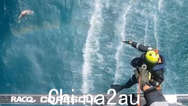 周五,救援直升机将两名男子吊到安全地带。图片:RACQ CQ Rescue。