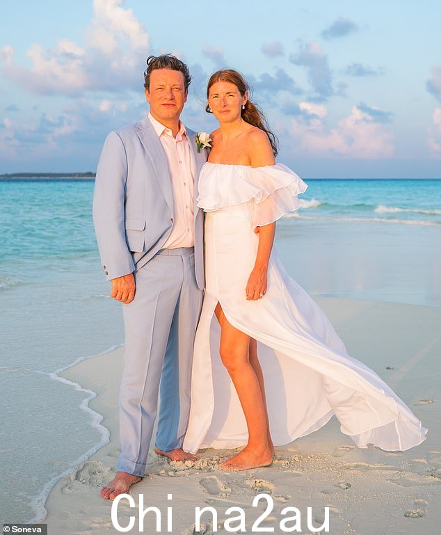 恩爱夫妻:Jamie Oliver 和他的妻子 Jools 在喜结良缘 23 年之后,最新飞往马尔代夫参加海滩仪式