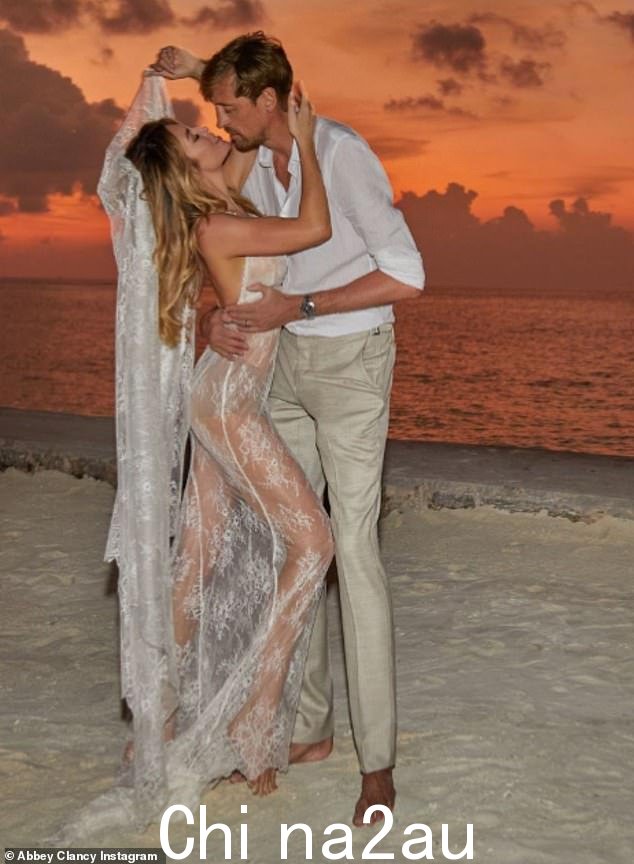 趋势:Abbey Clancy 和 Peter Crouch 在马尔代夫庆祝结婚 11 周年